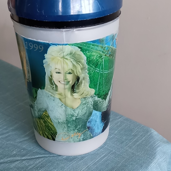 Set of 4 Dollywood collectible mugs - Picture 4 of 5